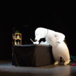 Eisbär-Maskottchen beugt sich über 1 Schüssel Eis